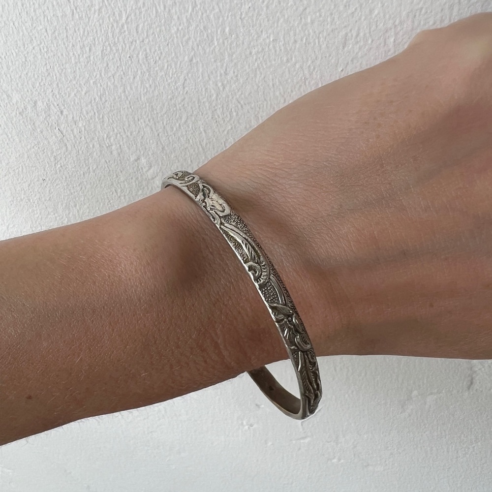 Vintage repousse silver floral deco bangle 18 grams